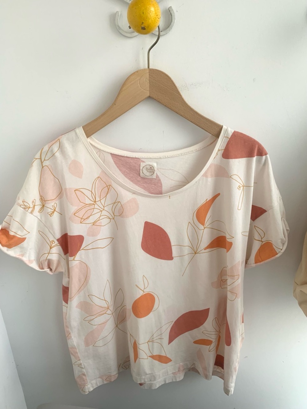 🇫🇷 Cream Short-Sleeve Tee with Rust Floral and Peach Motif - Picture 3 of 11